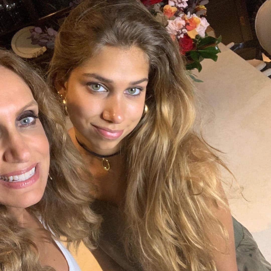 La Flaca tuvo el apoyo absoluto de su familia, incluso en el primer episodio de 'Red Table Talk: The Estefans' su hija Lina Luaces tuvo una emotiva participación, en la que reveló cómo se sintió tras el divorcio de sus padres.