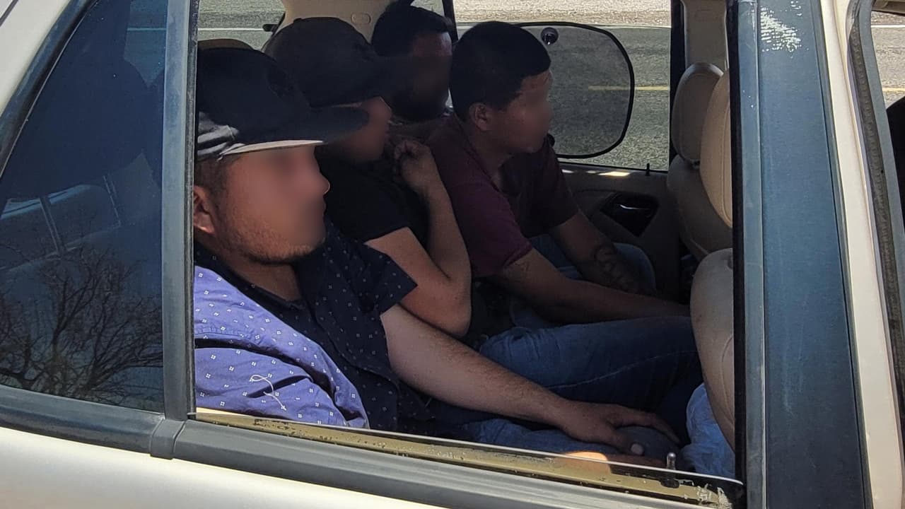 La Patrulla Fronteriza reportó que recibió "una llamada de un ciudadano preocupado denunció un presunto intento de tráfico de personas". Los agentes de la estación Ajo respondieron y detuvieron al conductor de un vehículo en la carretera SR-85 que transportaba a cinco ciudadanos mexicanos que fueron detenidos y enfrentan un proceso de deportación.