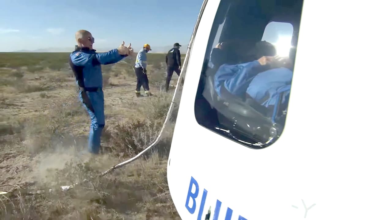 En tierra el equipo de Blue Origin se acercó a la cápsula y los pasajeros señalaban por las ventanas que todo estaba bien. Jeff Bezos fue uno de los primeros en llegar a la zona de aterrizaje.
