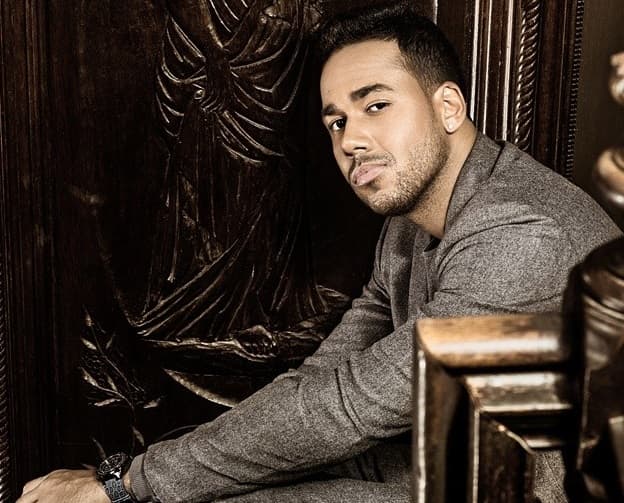 ¿Le crees? A veces este ídolo se pone muy seriecito...