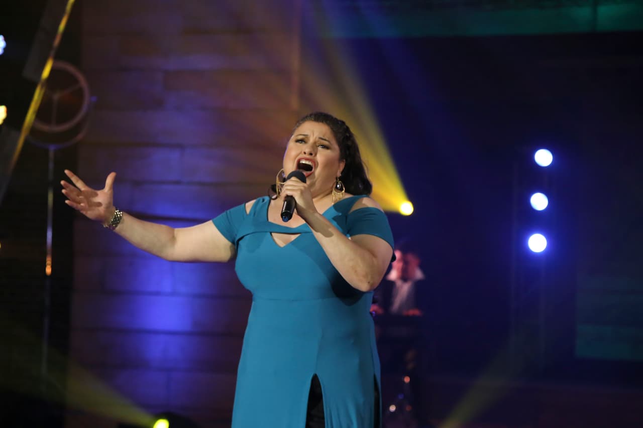 Su padre es su mayor inspiración y sabe que si estuviera vivo sería su máximo orgullo. Olivia le cantó con el alma en varias ocasiones.