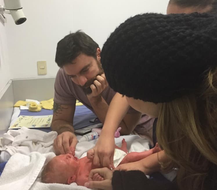 Esta sin dudas es la única foto íntima de Marjorie y Julián que se ha filtrado en las redes sociales: "Papá y mamá tomando clases de cómo bañar al bebé el día que salió del hospital! Matías estaba enojado!!!, mi príncipe hermoso te amamos".