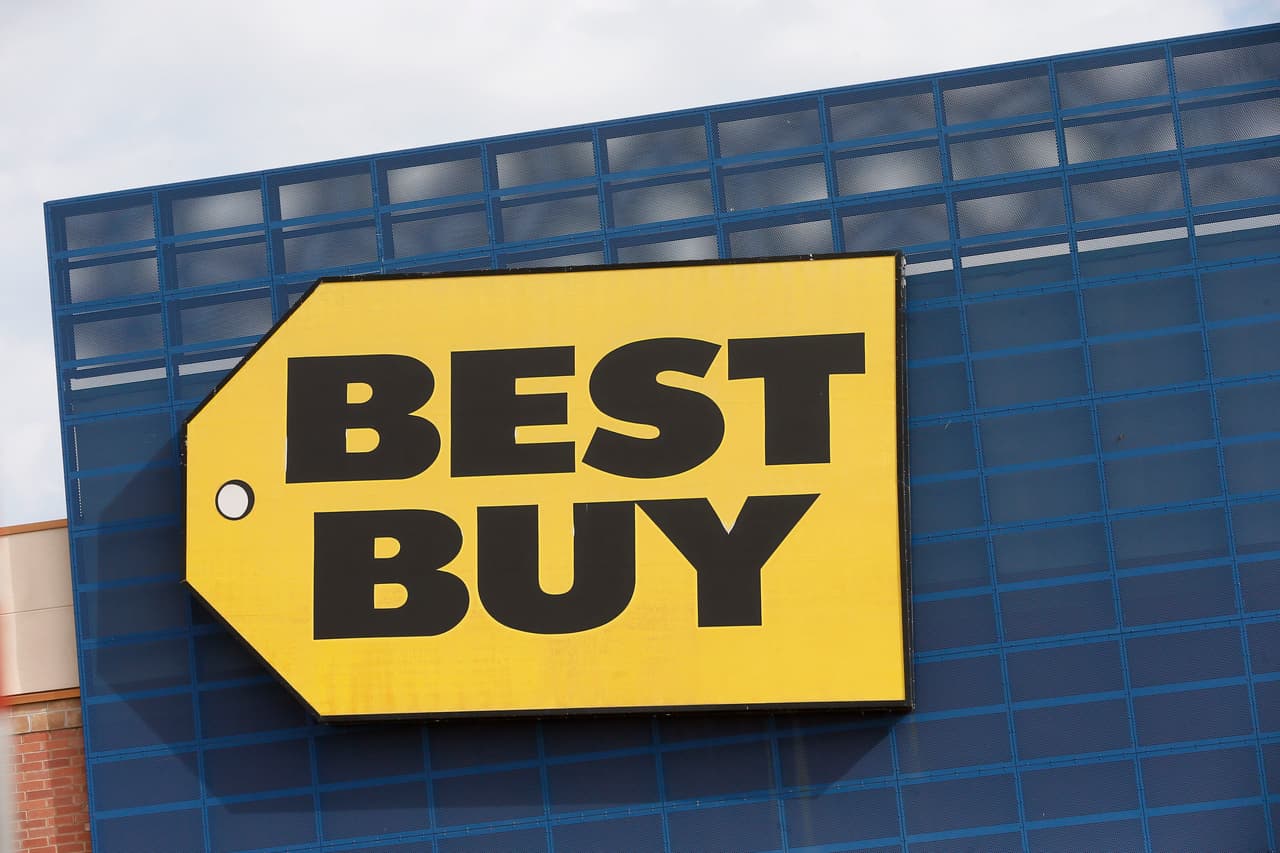 <b>Puesto 10. Best Buy. Trabajadores suspendidos: 51,000.</b> La cadena de tiendas de electrónicos anunció el 15 de abril que suspenderá más de un tercio de su fuerza laboral. Muchos ejecutivos de la empresa recortaron sus salarios.