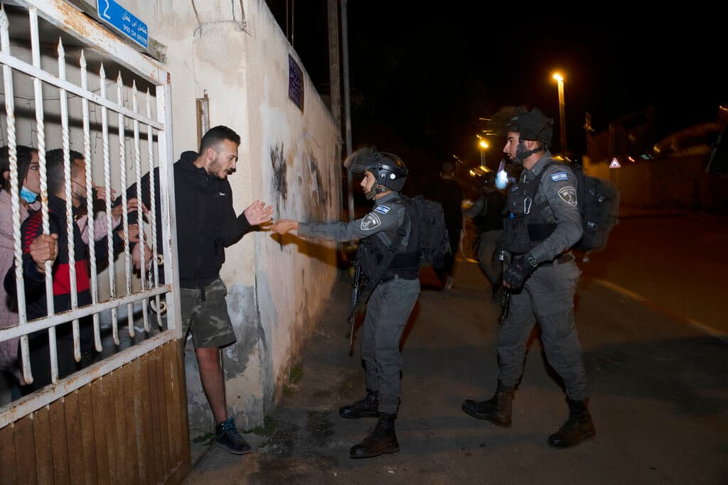 Gran parte de la última ola de violencia tiene su origen en un esfuerzo legal que data de mucho tiempo atrás por parte de grupos de
<b>colonos judíos que buscan desalojar a familias palestinas de sus hogares</b> en el cercano distrito de Sheij Jarrah, en Jerusalén Oriental.