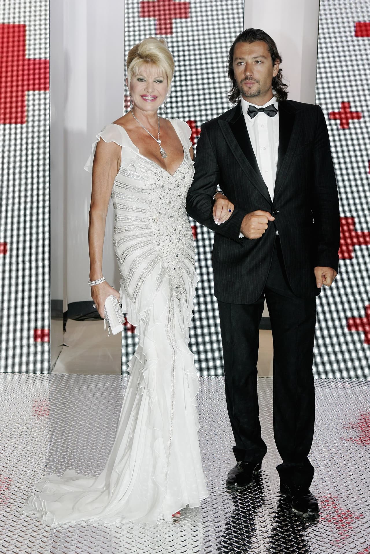 La cuarta vez que se casó fue en una ceremonia en la propiedad de Donald Trump en Palm Beach, Florida. Fue con el 
<b>actor italiano Rossano Rubicondi (en la foto). Estuvieron seis años de novios.</b> 
<br>
<br>Se divorciaron en 2009 después de un año de matrimonio, pero continuaron viéndose de vez en cuando hasta 2019. Rubicondi murió en 2021 de cáncer a los 49 años. 
<br>