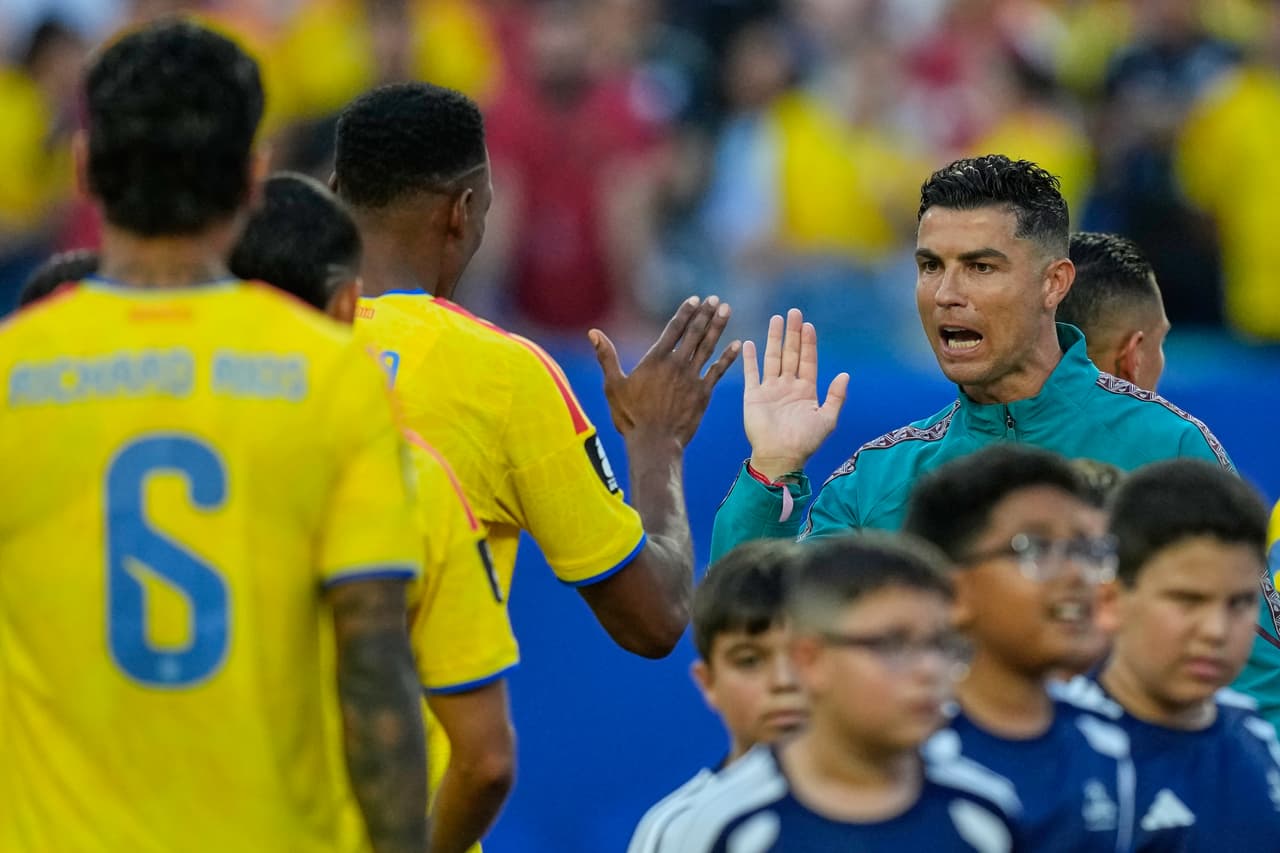 Cristiano Ronaldo, máximo goleador portugués, saluda a sus adversarios colombianos.