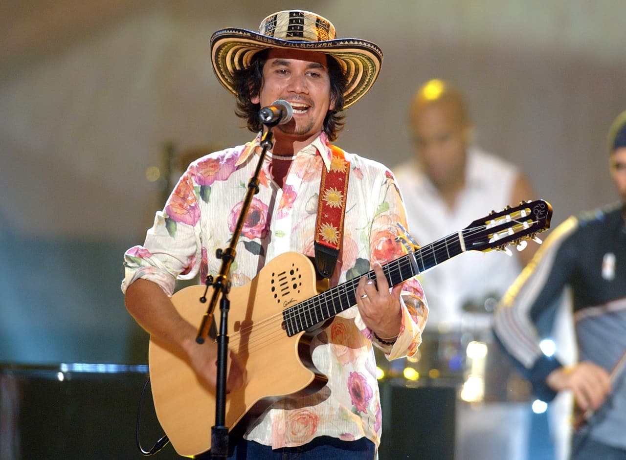 Con los tema 'Caraluna' y 'Mi primer millón', Bacilos puso ritmo a la noche. La agrupación se llevó dos premios a casa.