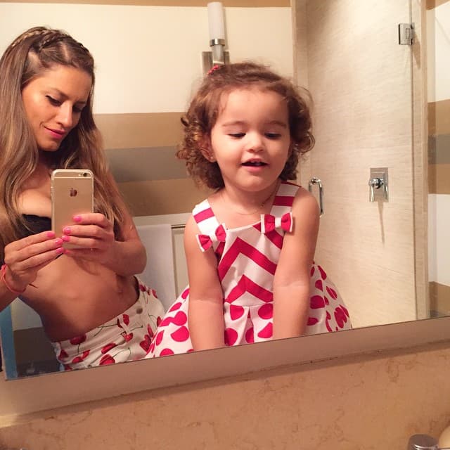 A muchos sorprende que pasen los años y Lola conserve esa figura.