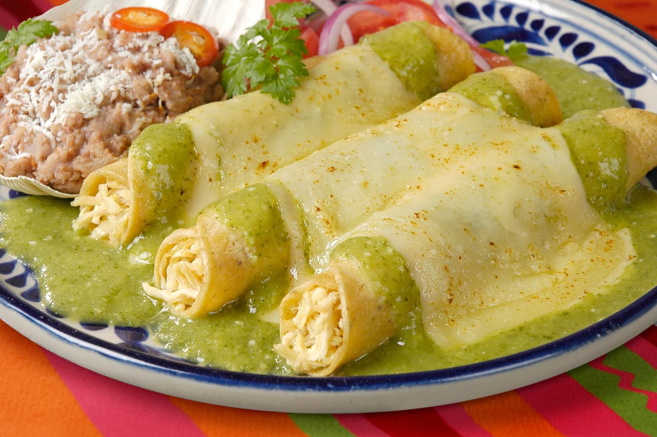Preparar enchiladas verdes, hechas con tomate, te hará recordar a esa persona que en vida ocupó un espacio en tu corazón.