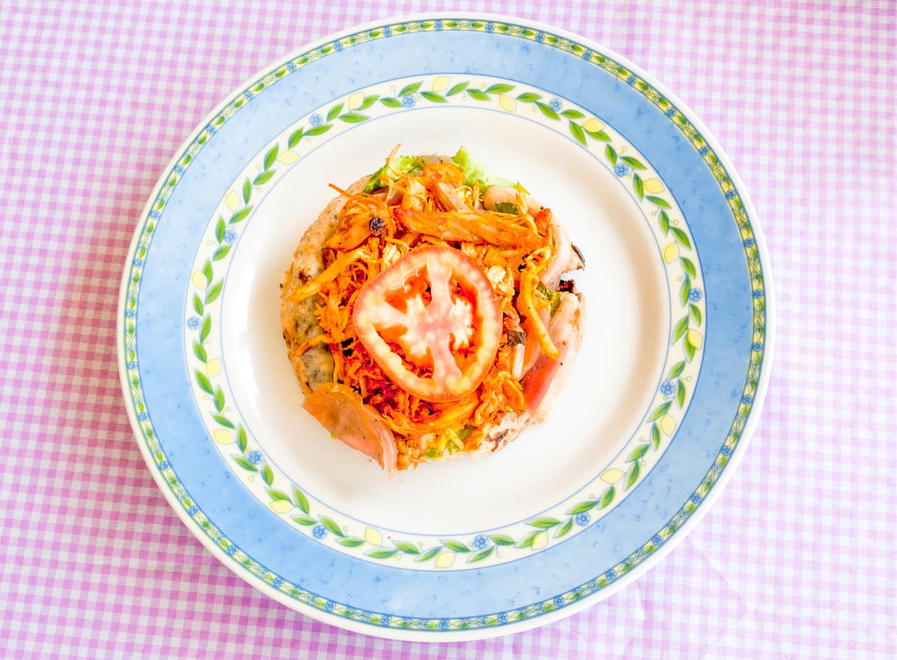 Panuchos y sopes son otro platillo que no puede faltar en tu altar en memoria de tus seres queridos.