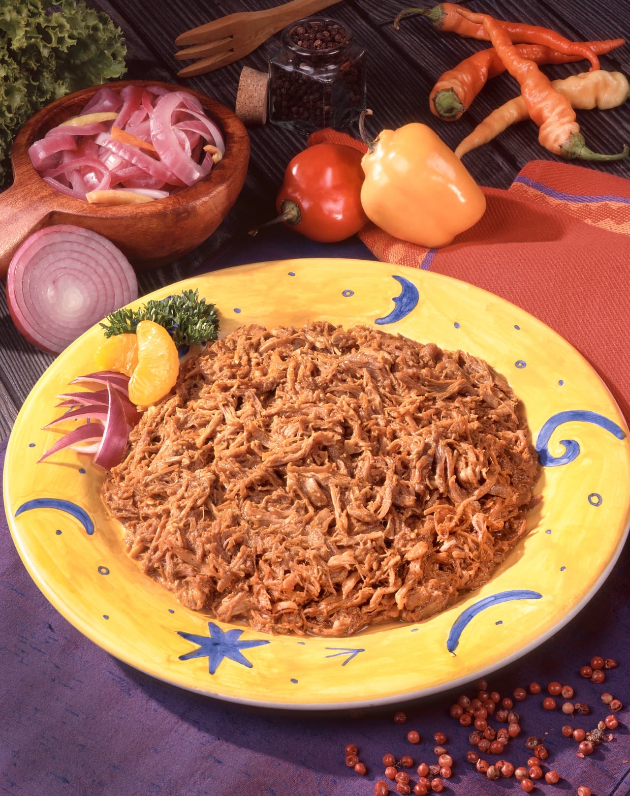 Si cuando estaba vivo disfrutaba comiendo cochinita pibil, entonces puedes colocar un plato de este platillo yucateco al lado de las veladoras.