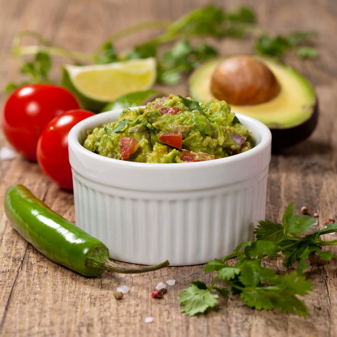 Al lado de las flores de cempasúchil puedes colocar un recipiente con guacamole.
