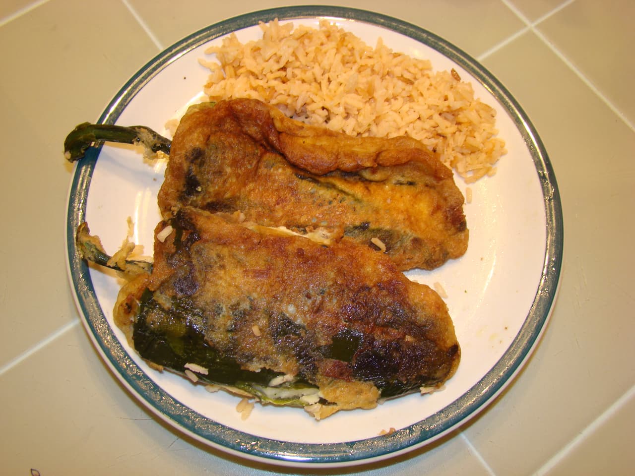 Si quieres hacer un Altar de Muertos como dicta la tradición mexicana, no puedes olvidar los riquísimos chiles rellenos.