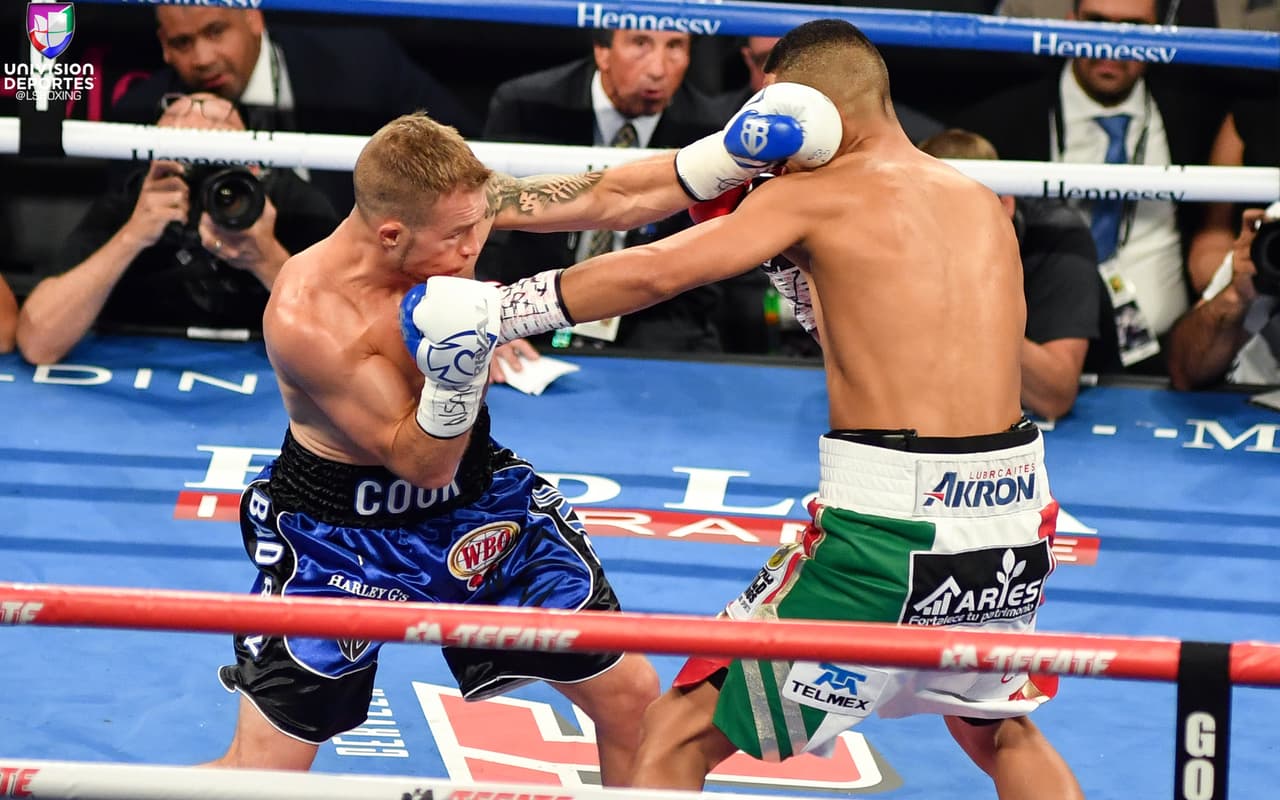 Cook, de menor estatura, debía esforzarse más para hacer llegar su metralla a la cabeza del nacido en Tijuana, y ese esfuerzo también lo iba minando.