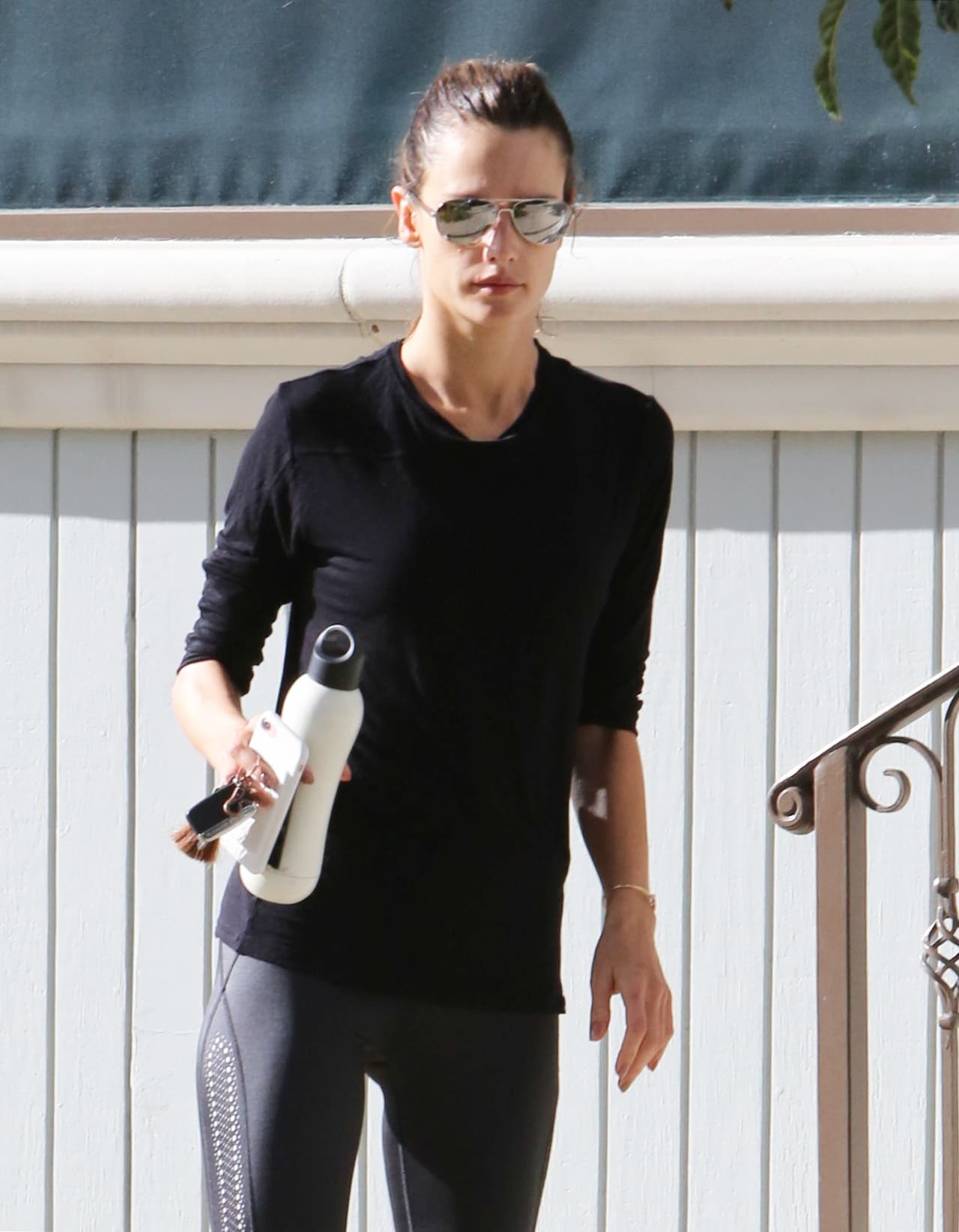 La supermodelo Alessandra Ambrosio fue captada por un paparazzo con un conjunto negro.