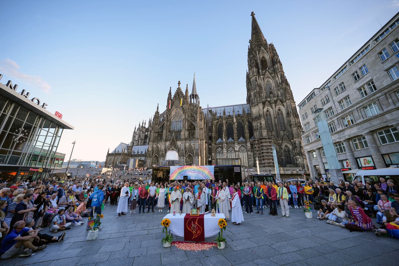 Una ceremonia de bendición pública con cientos de creyentes se lleva a cabo frente a la Catedral de Colonia en Colonia, Alemania, el miércoles 20 de septiembre de 2023.