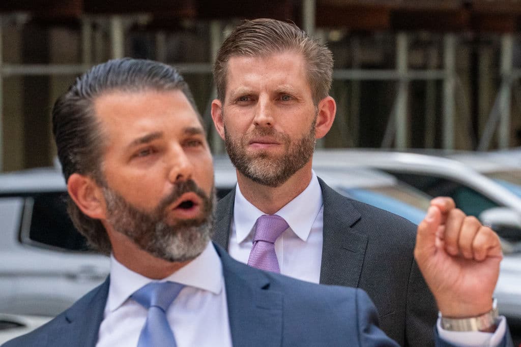 Donald Trump Jr. habla en una conferencia de prensa fuera del Tribunal Penal de Manhattan con su hermano Eric, en defensa de su padre, el expresidente Donald Trump.