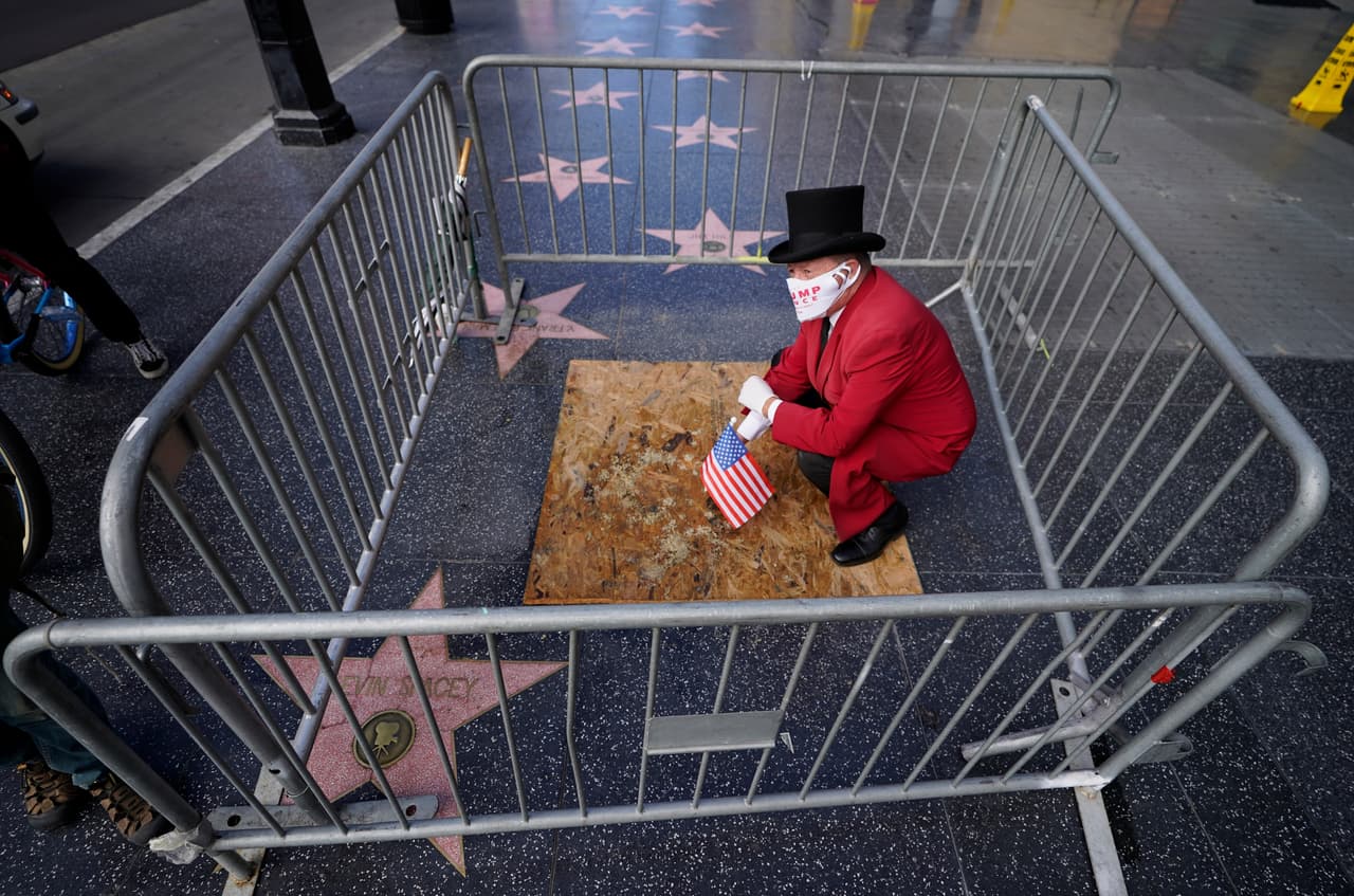 Enrejada y tapada, así quedó la estrella de Donald Trump en el Paseo de la Fama de Hollywood, tras la proyección del triunfo de Jose Biden.
