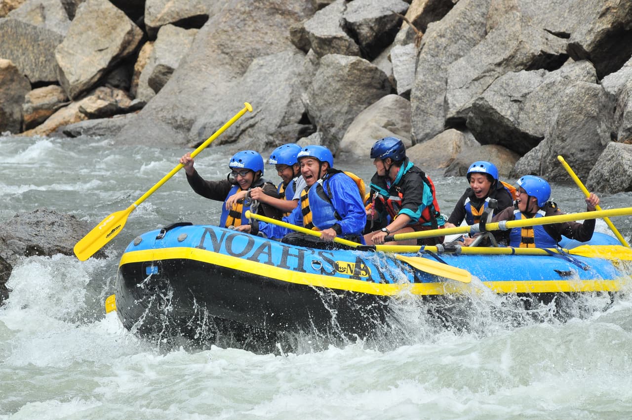 Jóvenes de la Iglesia Católica de San Cayetano en Denver pasaron un fin de semana de senderismo y rafting en Browns Canyon.