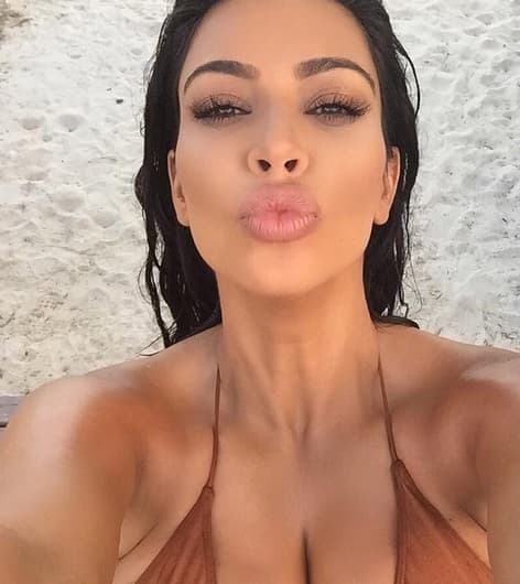 Pero ni mandando coquetos besos lo logrará. ¡Ni modo Kim!