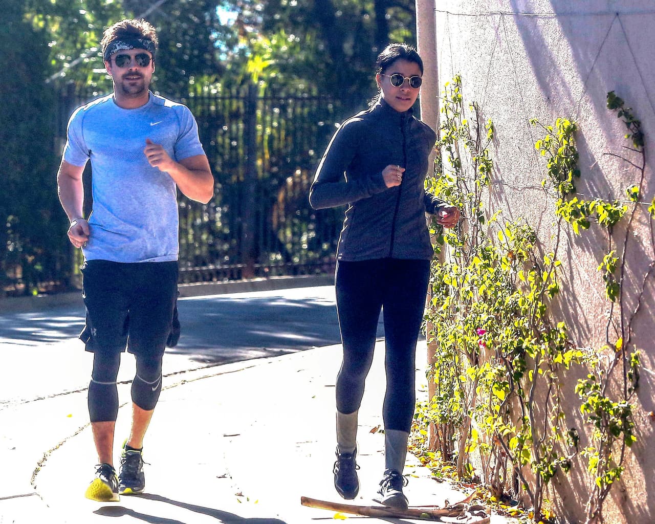Como todo un caballero, Zack llevaba a su novia de la mano antes de ejercitar.