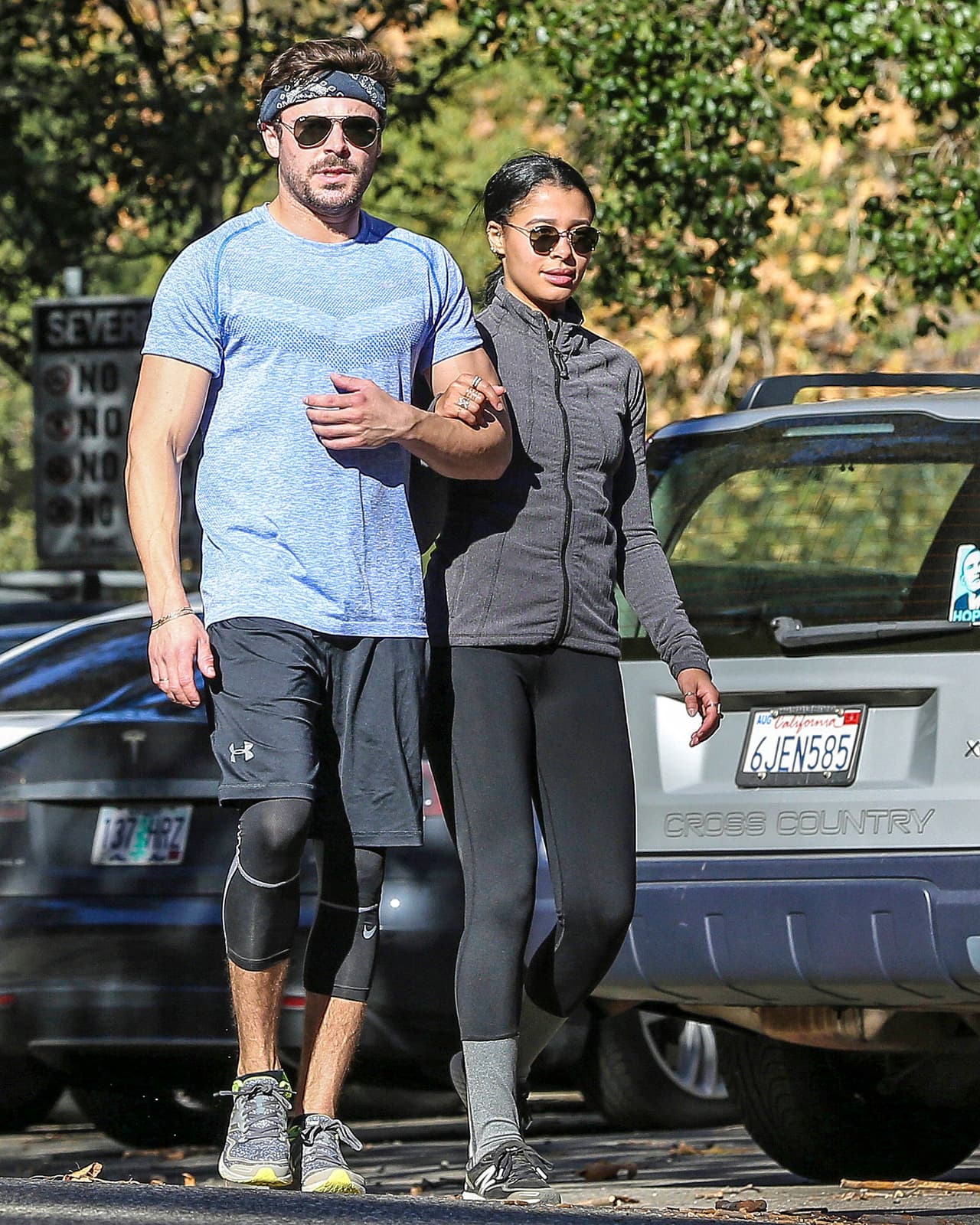 Zac Efron y su novia se encontraban corriendo de mano a mano.