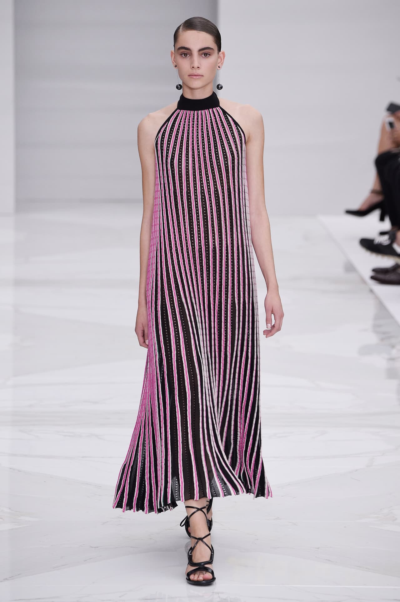 Los vestidos a rayas verticales que tan bien le hacen a las mujeres bajitas y a las de caderas muy anchas están en su momento de furor. Pero lejos de las tradicionales rayas marineras o blancas y negras, es hora de buscar combinaciones insospechadas como esta que propuso Ferragamo de lila con negro que crea un efecto tan interesante al movimiento.