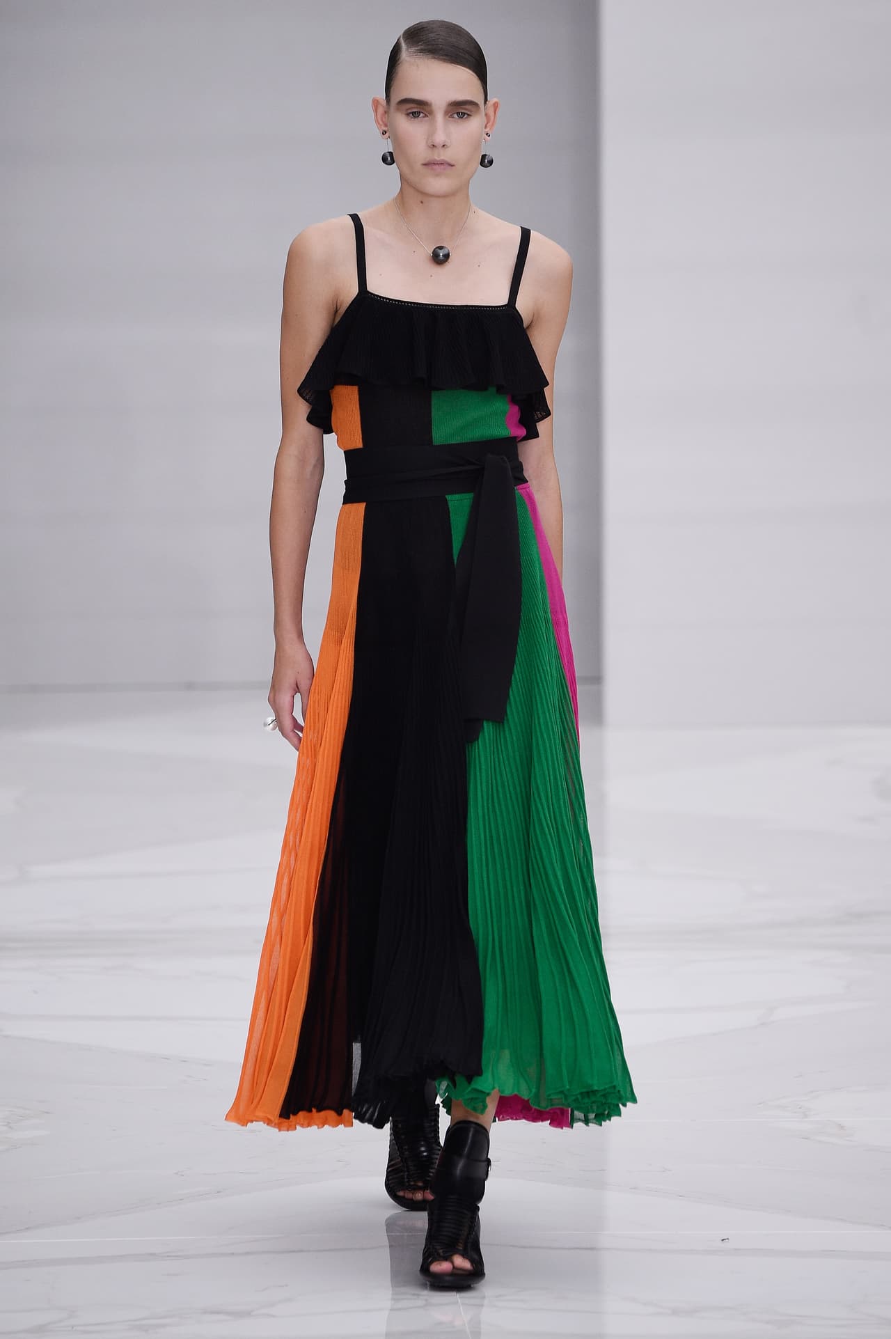 Y si creíste que esta apuesta era exclusiva de días radiantes, hay que decir que la noche se puede sorprender con un vestido de rayas amplias y colores más serios como este creado por Ferragamo, en donde el negro le da algo más de solemnidad.