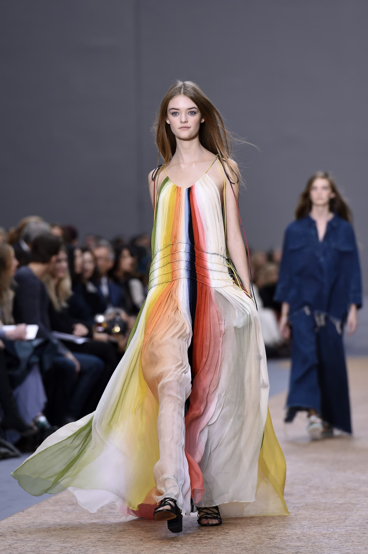 Como si los diseñadores hubieran vaticinado los aires positivos que se han vivido para las luchas de la comunidad LGBT en varios países latinoamericanos, el arcoíris se convierte en un ícono de moda y se reproduce en vestidos vaporosos, camisas, zapatos y chaquetas. Es el despertar de una primavera muy colorida.