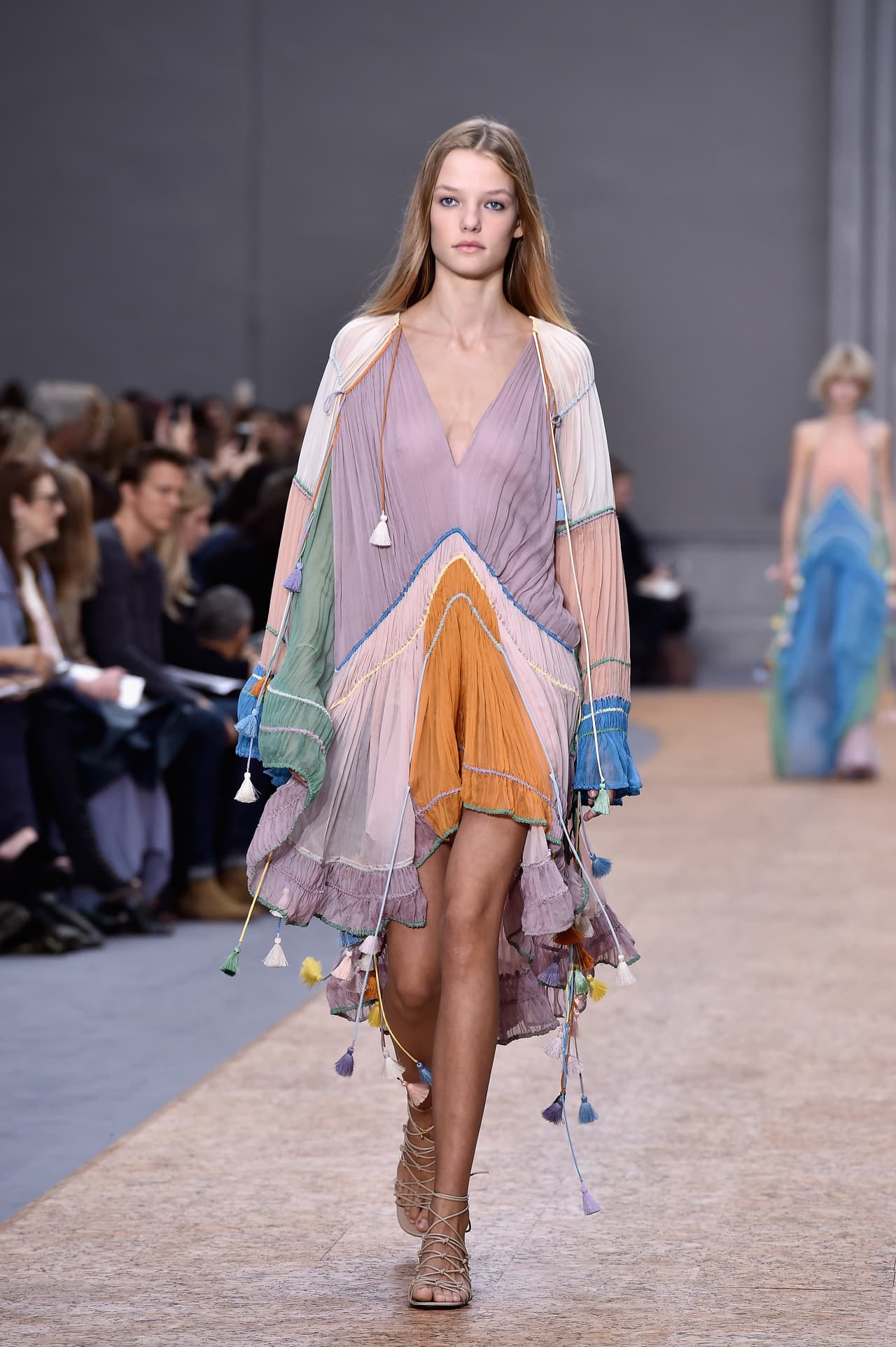 La regla de Chloe parece ser: mientras más colores juntos puedas llevar en un vestido, más a la vanguardia estarás. Busca emparejar colores en un mismo registro, como este vestido que mezcla todo en un tono claro pastel.