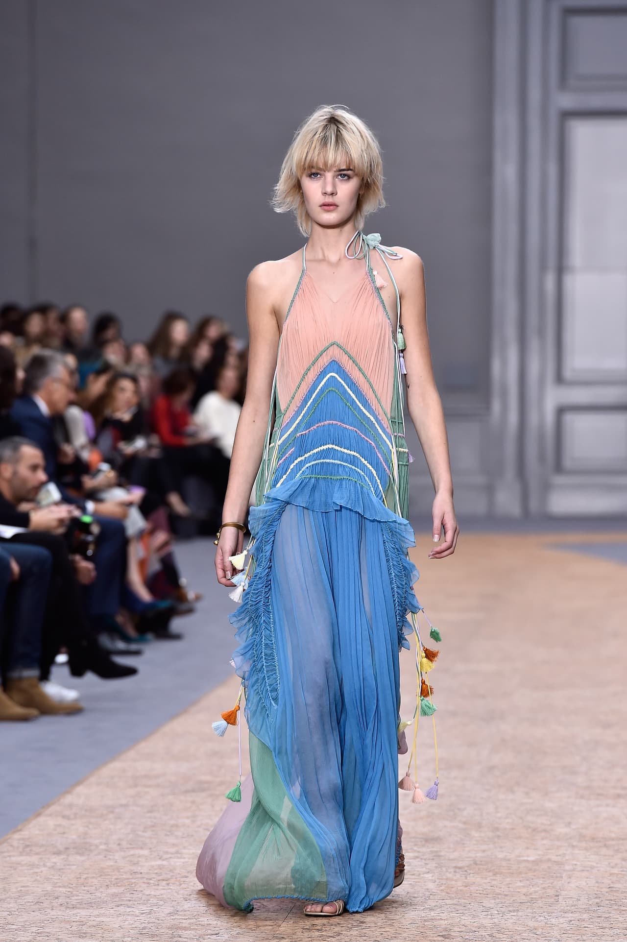 Este imperio de los colores se debe, en parte, a que la primavera se ha convertido en el momento en el que todos los festivales de música como Coachella estallan e invitan a todas las mujeres a usar tendencias juveniles y arriesgadas. Este 'maxi dress' que mezcla más de cuatro colores será sin duda uno de los reyes de las pasarelas musicales.