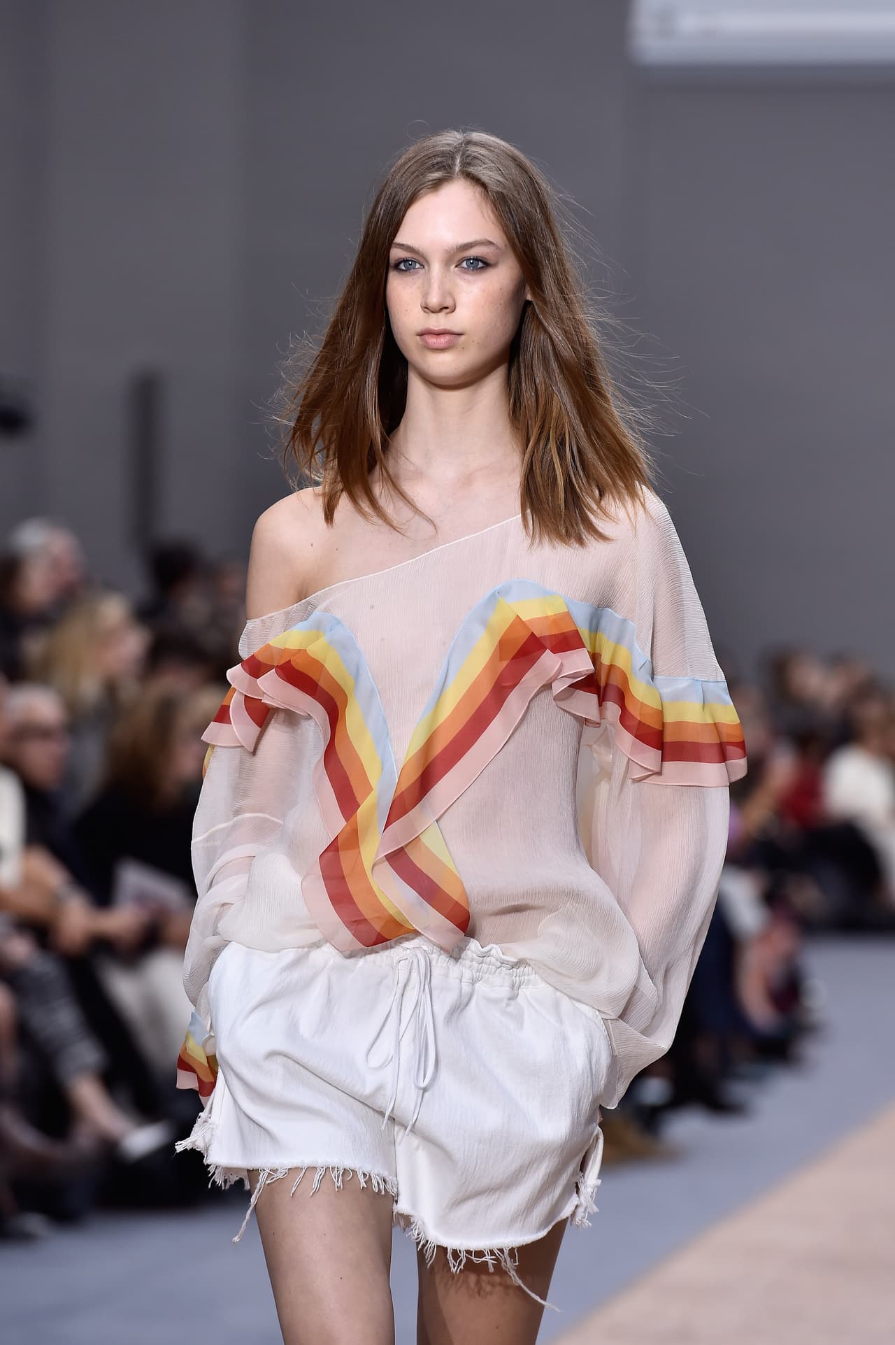 El arcoíris parece dejar el cielo para posarse con arrogancia en camisas de vuelo y sacudirlas de sus aires clásicos y románticas. Si apuestas por estos colores será imposible no pensar en los festivales de rock y los aires hippies.