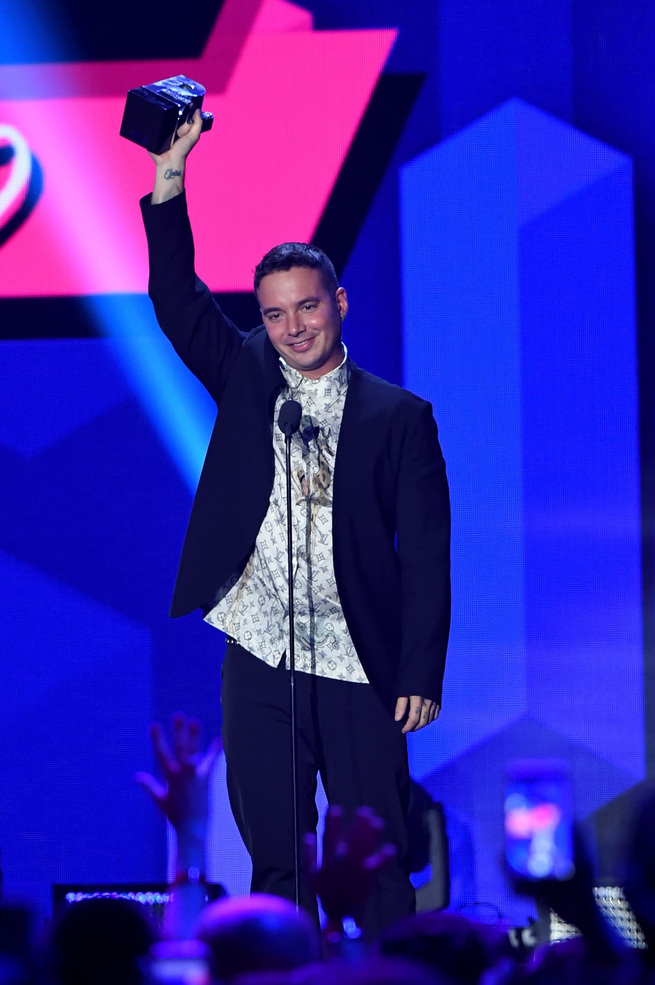 Ese año sumó un galardón más de Premios Juventud por Mejor Video de su sencillo 'Sigo extrañándote'.