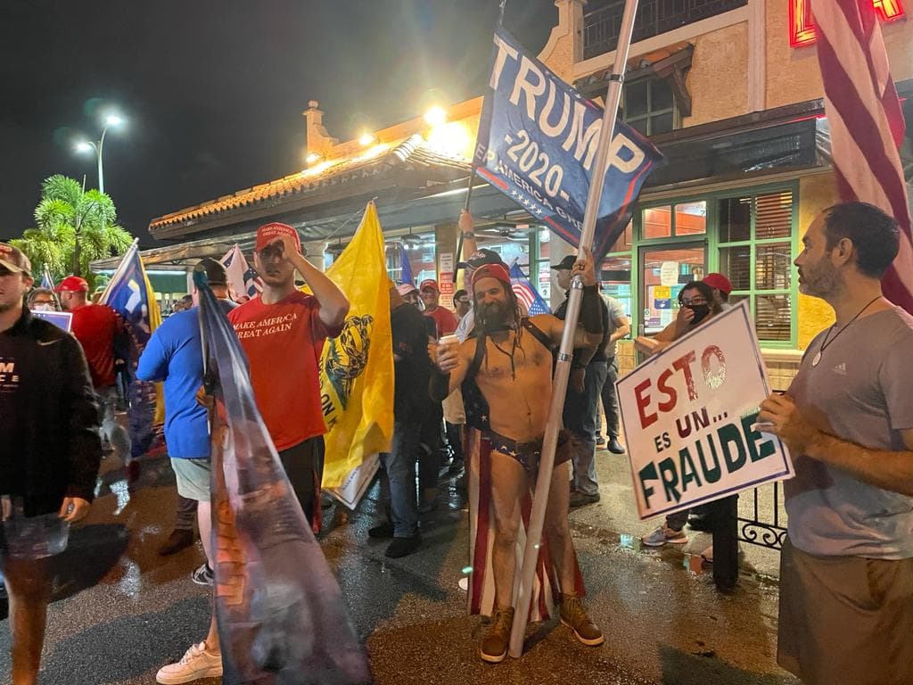 Algunos no perdieron la oportunidad de tomarse un "cafecito" cubano en medio de las manifestaciones.
