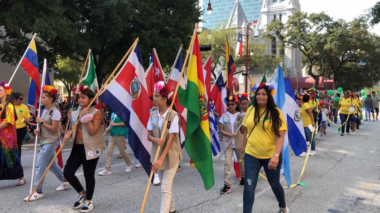 Recorren las calles de la ciudad banderas de todo el mundo.