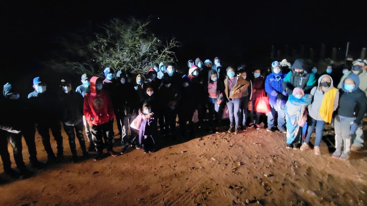 Tres grupos grandes de menores centroamericanos se entregaron en la última semana en la frontera de Arizona