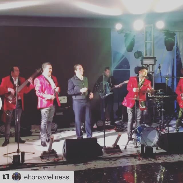 Pero esa no fue la mayor sorpresa de la noche, su esposo Fernando Reina le dedicó una canción.