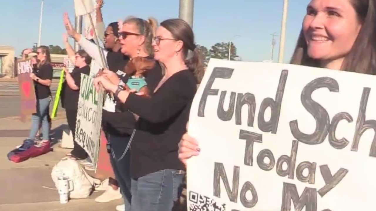 Maestros en Carolina del Norte, en huelga para exigir mejores beneficios: ¿qué piden?