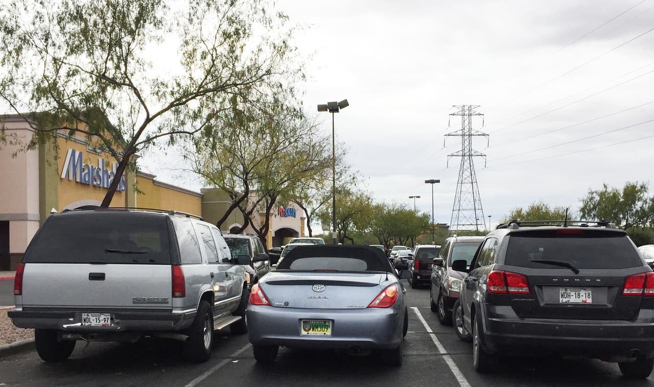 Más de dos millones de mexicanos cruzan la frontera para hacer sus compras navideñas en Arizona