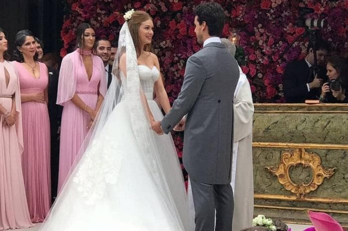 No hay palabras que puedan describir la expresión de Marina al tomar las manos de su pareja, dicha emoción que se contagió a las personas que estaban a su alrededor. ¡Miren la ternura que irradian sus rostros!