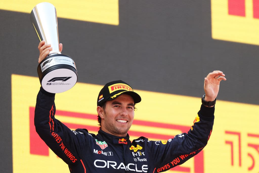 <b>Sergio 'Checo' Pérez</b> terminó en el segundo lugar del
<b>Gran Premio de España</b>, carrera en la que se impuso su compañero de equipo en la escudería
<b>Red Bull,</b>
<b>Max Verstappen</b>. El neerlandés logró su cuarta victoria de la temporada al encabezar un 'doblete' de Red Bull -líder de ambos campeonatos- que completó el mexicano, que firmó su decimoctavo podio en la F1.