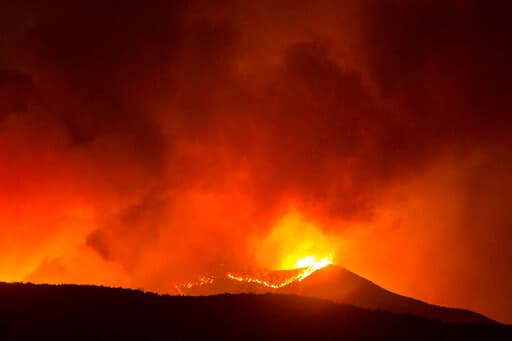 La temperatura era de unos 109 Fahrenheit (43 grados centígrados) en la cercana Palm Springs el sábado. El Servicio Nacional de Meteorología advirtió que en la zona continuarán “condiciones peligrosamente cálidas” debido a la elevada presión atmosférica en buena parte del sur de California.
