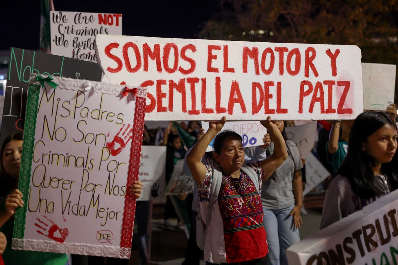Entre los manifestantes había muchos jóvenes, quienes aseguraban que salían a protestar en representación de sus padres. "Mis padres no son criminales por querer dar a nosotros una vida mejor", se lee en una de las pancartas.