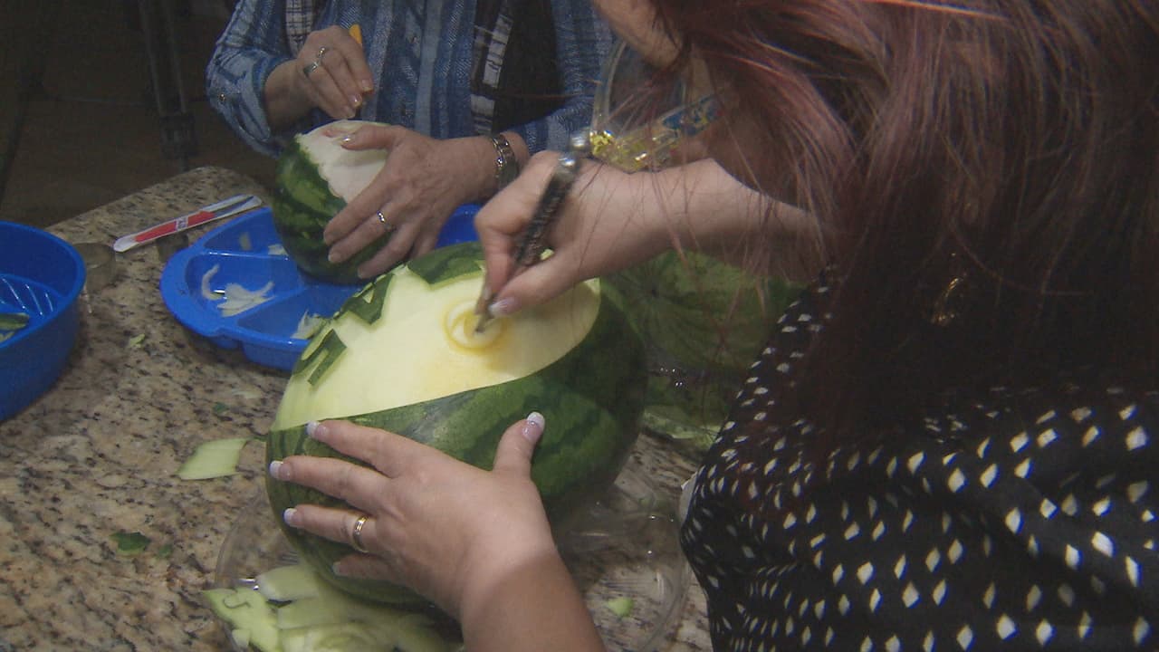 Decidió prepararse y en un año aprendió el detalle y la técnica de la decoración frutal que le permitió iniciar su negocio.