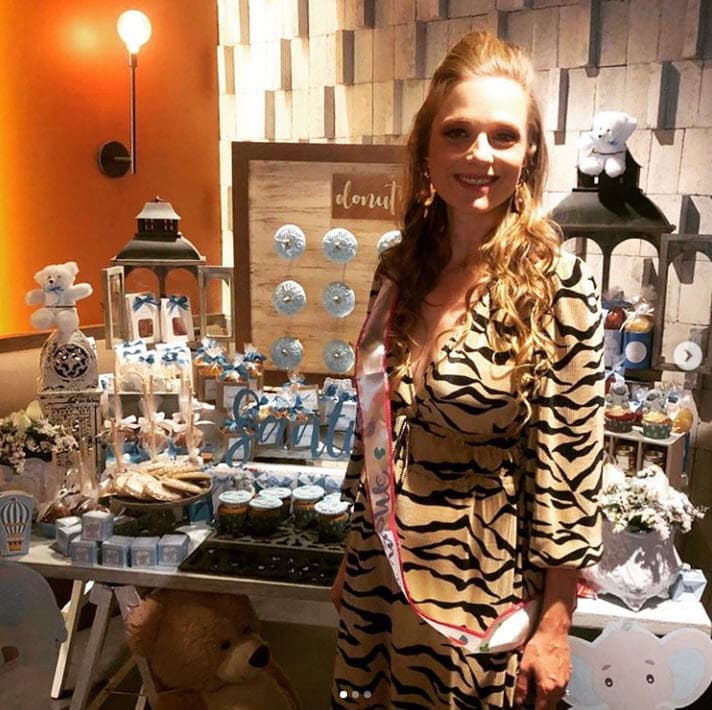 Esta sospecha inició desde que, el pasado 8 de marzo, Layevska compartió imágenes de su 'baby shower' y al fondo se pueden ver las letras "Santi". Además, en 2017 y antes de que naciera su primogénita, dijo a la revista TVyNovelas que este nombre le gustaba: “Si es niño me gusta el nombre de Santiago, y si es niña, Ana Paula”.
<br>