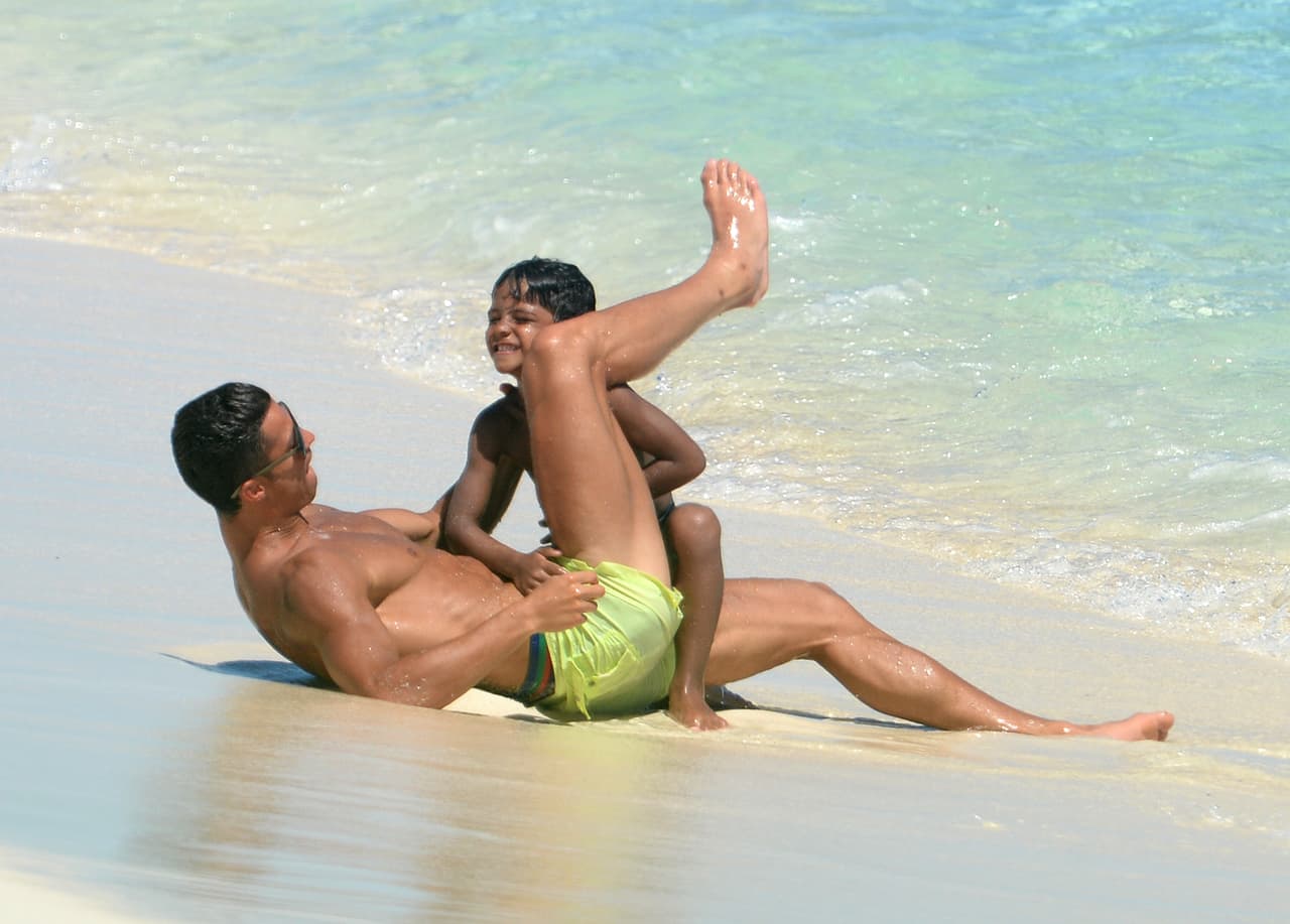 Padre e hijo jugaron todo el día.