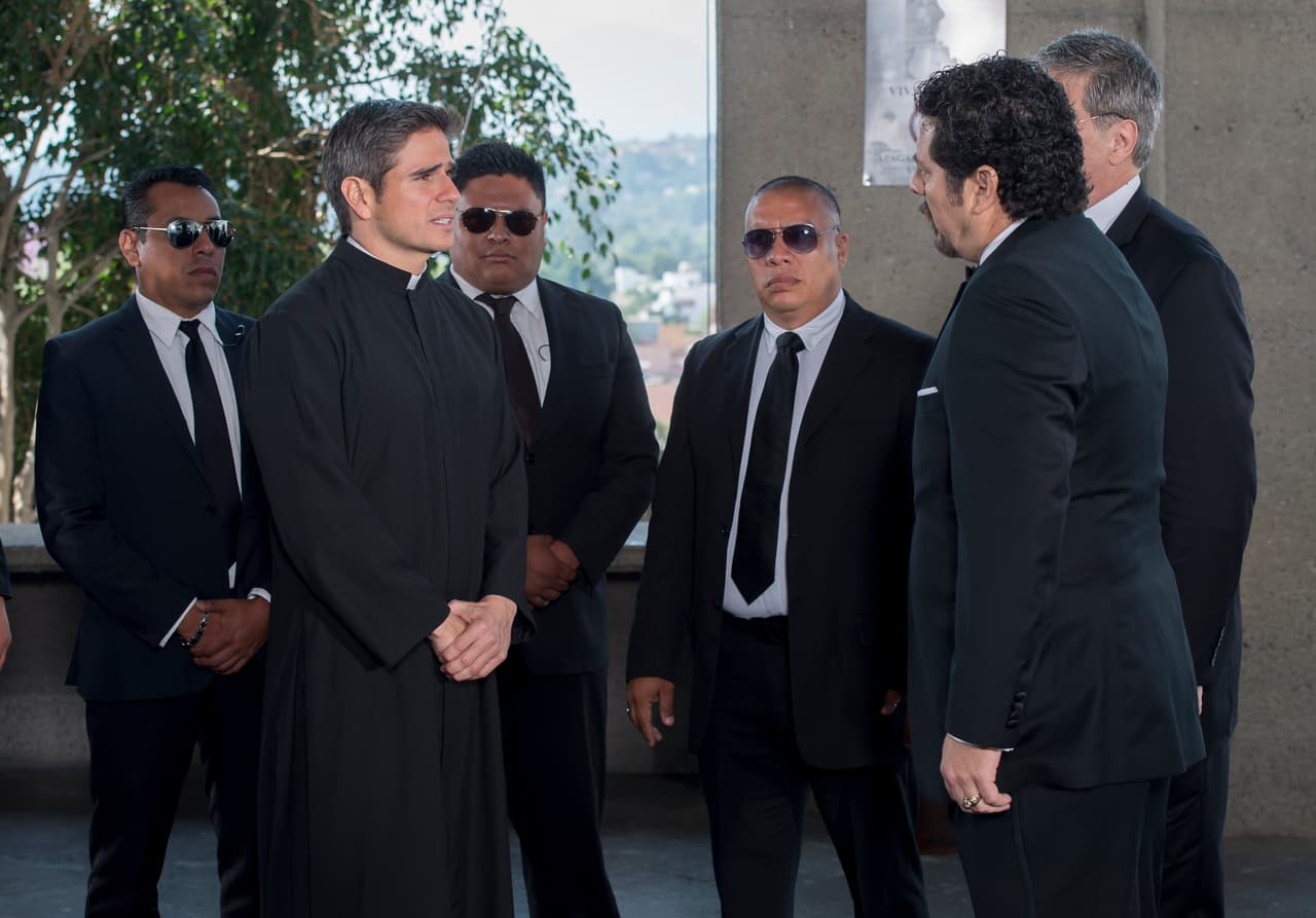 Pero se encontró con Othón y le impidió el pasó, lo corrió cruelmente del lugar y le informó que su hija está esperando un bebé de Federico.