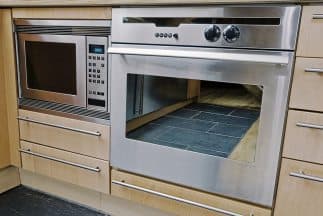 También es recomendable no abrir la puerta del horno mientras está funcionando. Así evitarás la pérdida de energía.