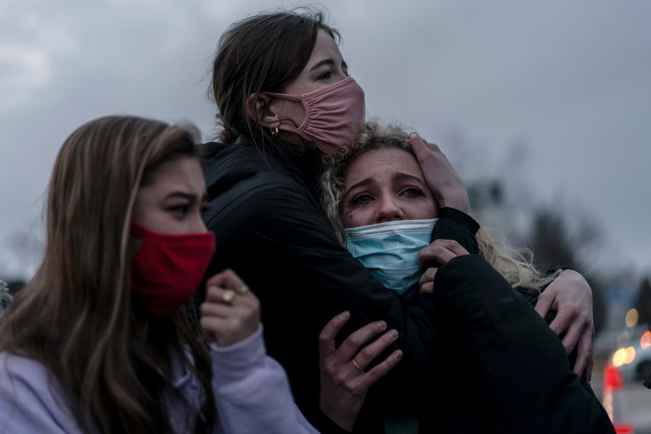 Dolientes lloran durante el homenaje a las víctimas. "
<a href="https://apnews.com/article/boulder-shootings-colorado-coronavirus-pandemic-denver-e1dfa2b9ce49c0402db5345696ba1293" target="_blank">Nuestra comunidad está obviamente preocupada</a> y molesta porque el sospechoso vivía aquí", dijo el detective David Snelling, citado por la agencia AP.
