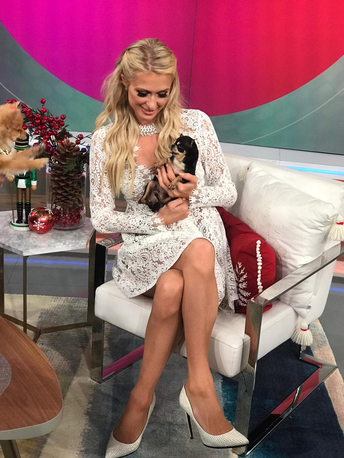 En cuanto al 
<a href="https://www.univision.com/shows/despierta-america/nunca-he-estado-tan-feliz-paris-hilton-confiesa-si-esa-sonrisa-es-por-un-novio-video?pipVideo=true" target="_blank">tema amoroso</a> se declaró soltera y feliz: "trabajo tanto y viajo tanto que no tengo tiempo para una relación".